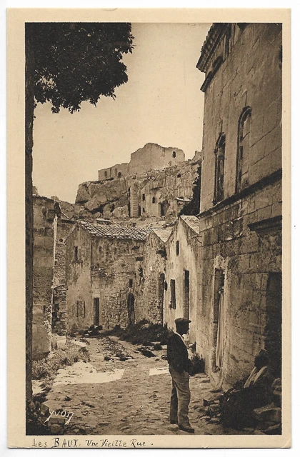 CPA "" LES BAUX DE PROVENCE - An old Rue des Baux *** To see ***