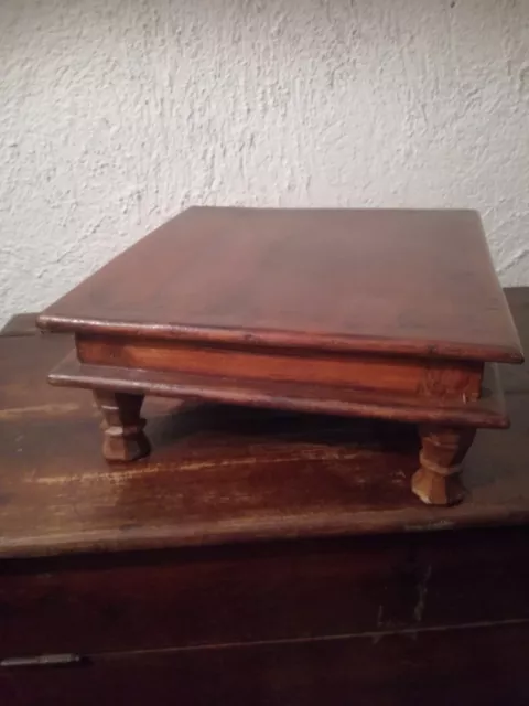 Tavolino legno basso antico di provenienza asiatica dimensioni 42 x 42 x 16 cm.