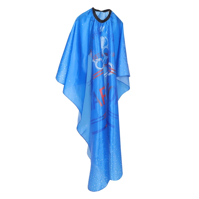 Groupe d'enfants en costumes d'Halloween trompant ou traitant dans un