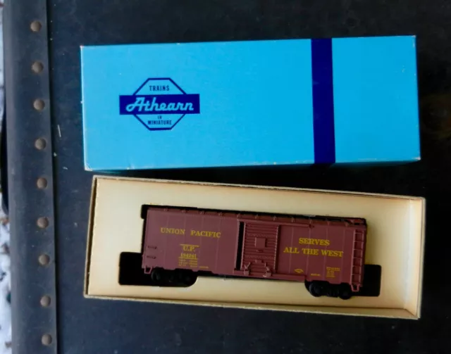 Athearn Bluebox Union Pacific Railroad "Serves" Tuscan 40' Box Car #184241 Rtr
