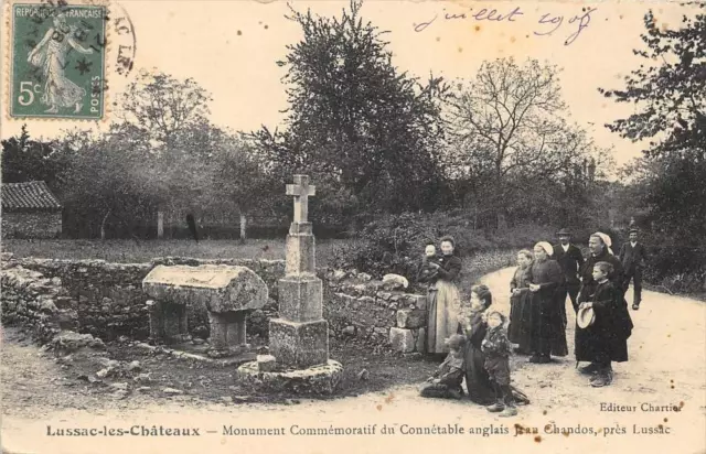 CPA 86 LUSSAC LES CHATEAUX MONUMENT COMMEMORATIF (cliché pas courant