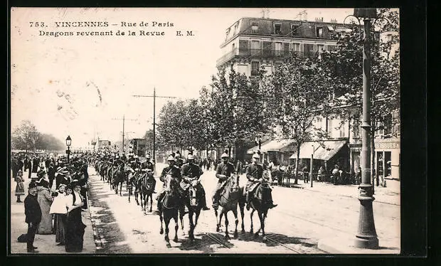 CPA Vincennes, Rue de Paris, Dragons revenant de la Revue 1916