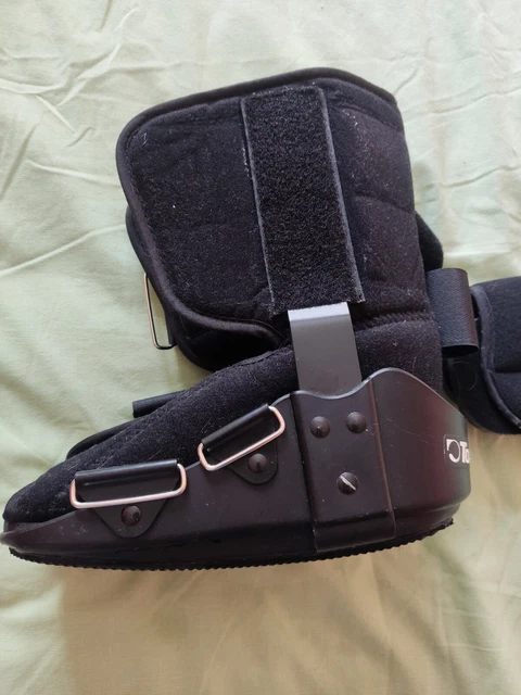 Botte D'immobilisation Cheville/pied Össur Taille 42 - Plastique Noir Extérieur, Mousse Bleue Intérieur, Occasion Très Bon état