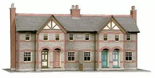 Four Terraced Houses H: 110mm Card Kit - OO Buildings model - Superquick SQB30