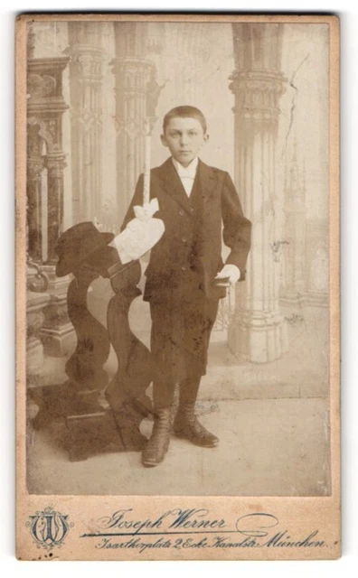 Fotografie Joseph Werner, München, junger Knabe im Anzug mit Kerze zur Konfirma