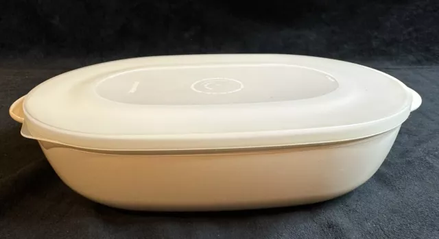 https://www.picclickimg.com/szMAAOSwzsJj79Nc/Tupperware-Microwave-oval-Casserole-dish-With-Lid.webp