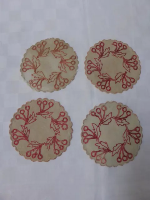 Lot de 4 napperons anciens lin mastic & broderies coton motifs cerises