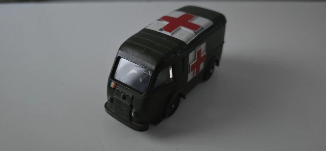 Dinky Toys France Ambulance Militaire Renault Carrier - Réf 820, 1/43 (bon état)