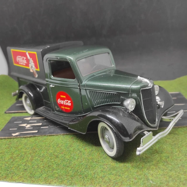 Le Ford V8 pick-up Kodak en miniature par Solido au 1/45e