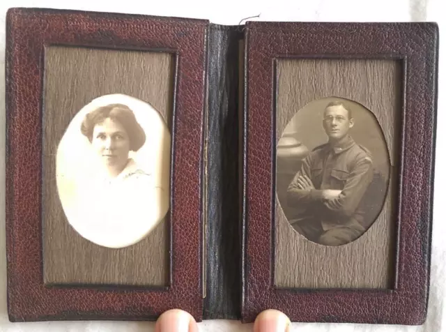WW1 Australian leather photo wallet with Digger & lady photo. 1st Division.
