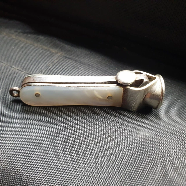 Pendentif Vintage Créateur En Métal Argenté Et Nacre - Forme Chimère - Ancien