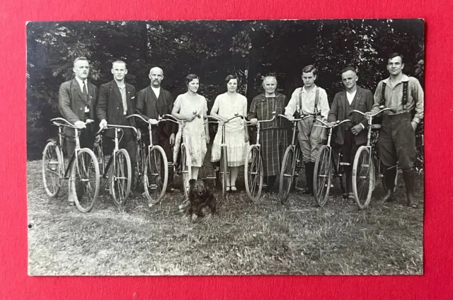 Foto AK um 1925 Radsport Gruppenbild Typen mit Fahrrad   ( 136389