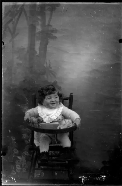 Portrait enfant bébé assis coussin - ancien négatif photo plaque verre an.  1940