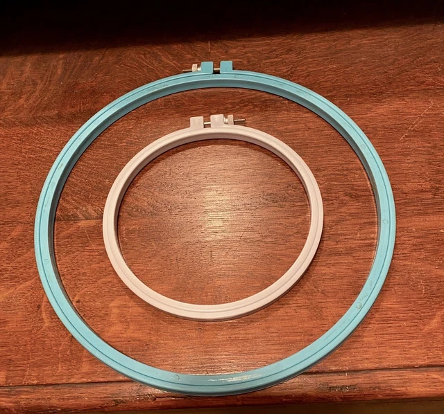 2 - Aros de bordado de plástico con cierre de tornillo de ajuste - 10"" y 6""
