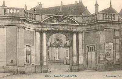 CPA 54 TOUL  porte de l'hotel de ville