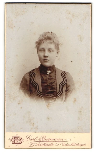Fotografie Carl Biermann, Bremen, Schillerstr.15, Portrait Mädchen mit Blütenbr