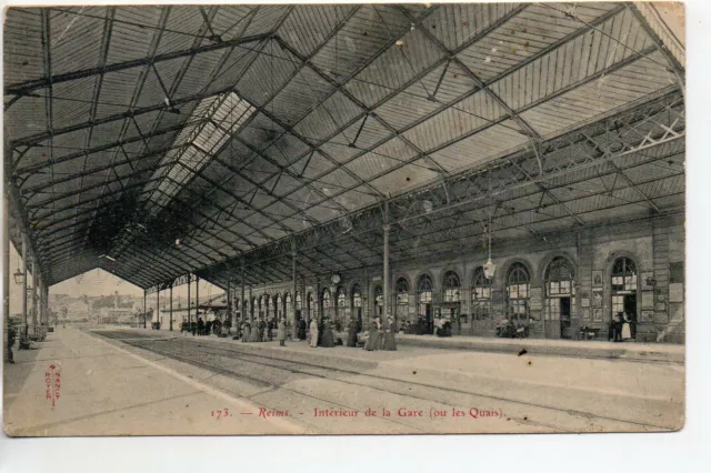 REIMS - Marne - CPA 51 - Gare - train - les quais à l'interieur de la gare