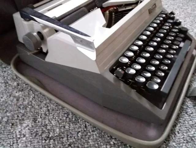 DDR Erika Reiseschreibmaschine grau Koffer Schreibmaschine alt Antik Nostalgie