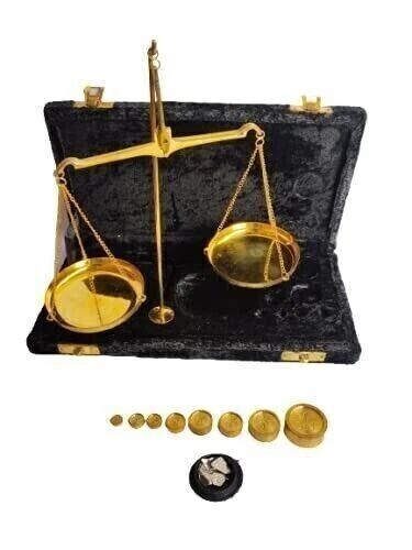 Báscula de joyería de latón antiguo con caja de terciopelo y peso completo