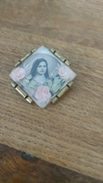 Broche Ancienne Vintage En Lucite (plastique) à Décor De Roses - Dimensions 4,5 X 3 Cm - Occasion