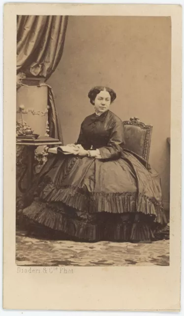CDV circa 1865. Femme, noblesse parisienne à identifier. Album Eugène Isabey.