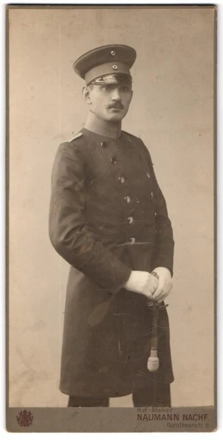 Fotografie Naumann Nachf., Leipzig, Dorotheenstr. 6, Offizier in Uniform mit Sä