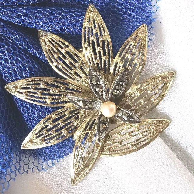 Ancienne Broche En Forme De Goutte - Plaqué Or Jaune - Décor De Petites Fleurs Et Une Perle - Occasion (Très Bon état)