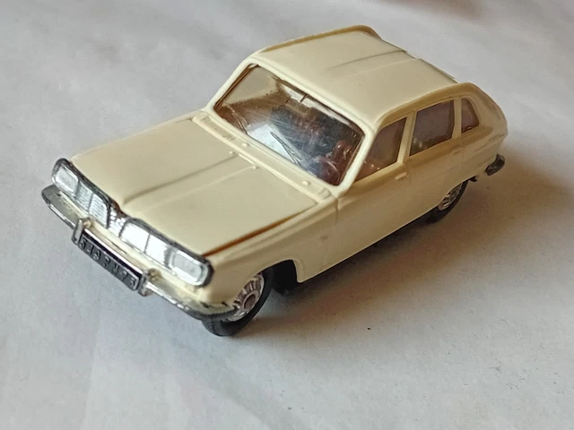 NOREV ancien RENAULT R6 n°162 et socle de boite en très bon état