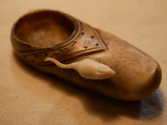 Ancien petit soulier, chaussure avec une souris en pierre sculptée XIX ième 2