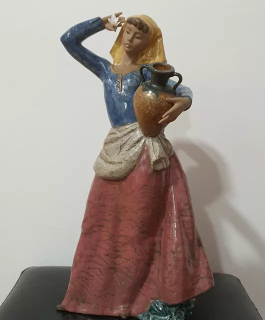 LLADRÓ.Porcelana .Figura Cantarera  45 cm