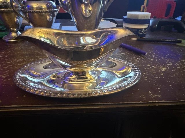 WM Rogers Silverplate Double Spout Sauce Gravy Boat Attached Plate