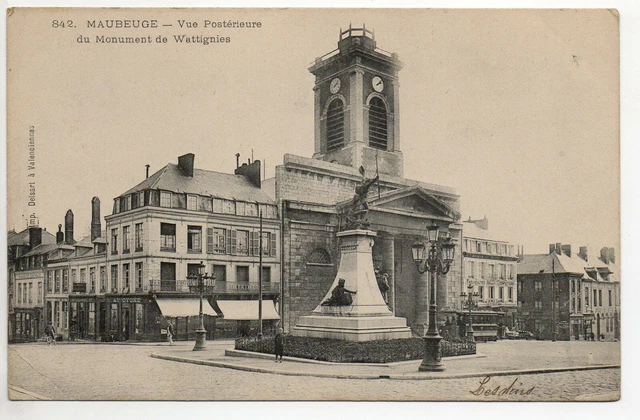 MAUBEUGE Nord CPA 59 vue sur la place du monument de Wattignies - magasins