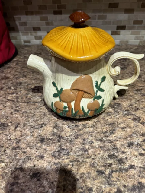 Arnel’s 3D Mushroom Patterned Vintage Teapot with Lid, 1970s, 6.5 inch (H)