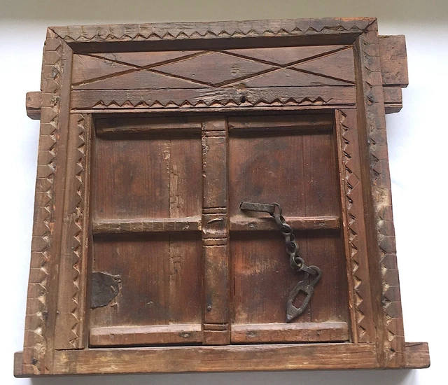 Fenêtre ancienne en bois sculpté, rapportée du Radjasthan