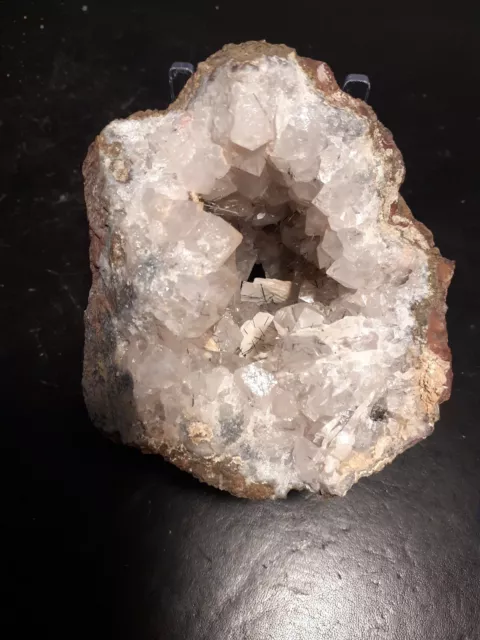 Quarzdruse mit Hämatit oder Rutilnadeln aus Marokko; Größe: 9×7,5×9,5cm