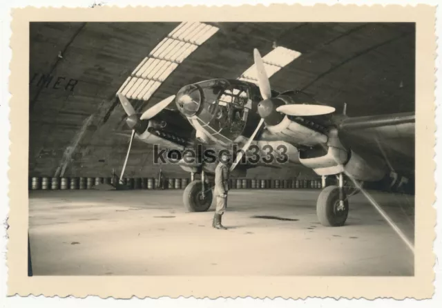 Foto Heinkel He 111 Flugzeug im Hangar auf Flugplatz in Avord Frankreich 1940