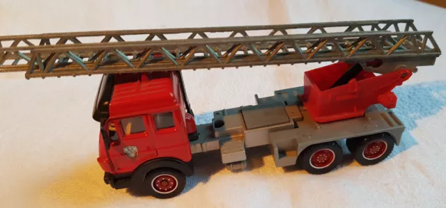 Véhicules miniatures 1/43 : Camion pompiers Mercedes (grande échelle) Solido TBE