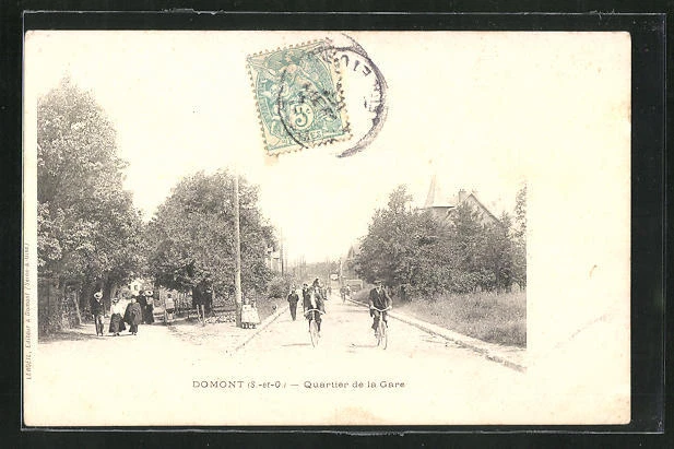 CPA Domont, Quartier de la Gare, vue de la rue avec vélofahrern