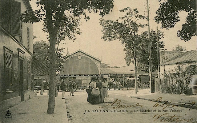 CPA La Garenne-Bezons (95) le Marché et la rue Voltaire