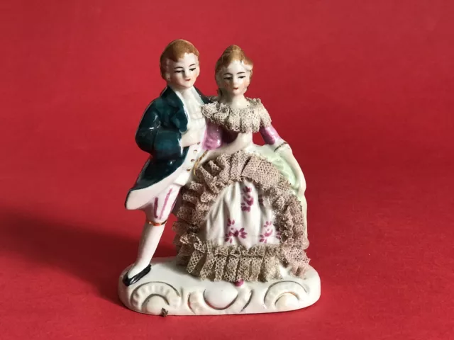 Sujet en porcelaine de Paris couple de galants au bal jupe résille porcelaine