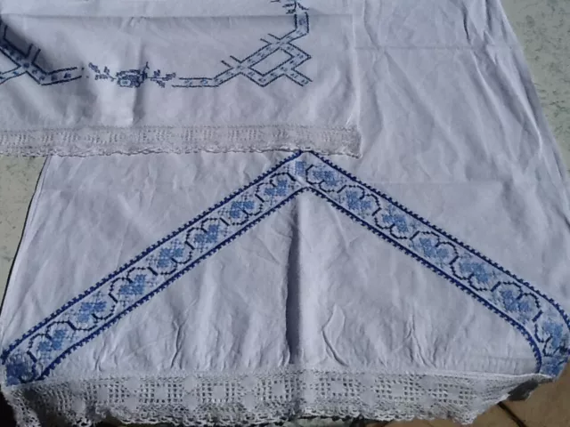 2 alte TISCHLÄUFER weiß 110 x 60 cm mit STICKEREI blau, aus OMAS Wäscheschrank