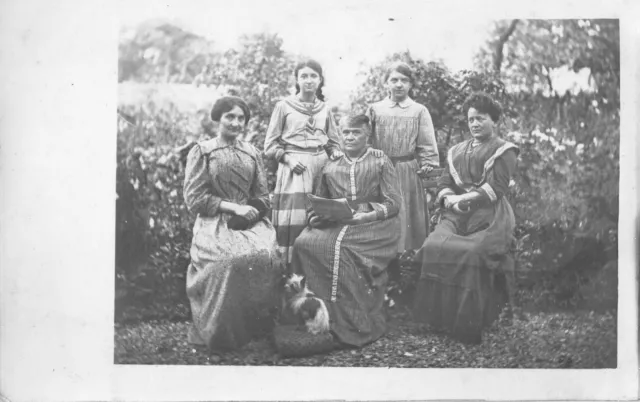 BL429 Carte Photo vintage card RPPC Femme mode fashion groupe jardin