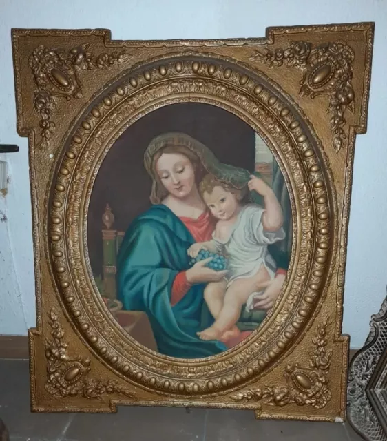 Cuadro al óleo Virgen con Niño con precioso marco de madera decorado.