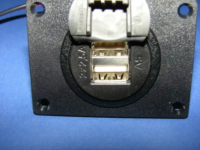 Einbausteckdose Power USB mit Montageplatte und Deckel 12 - 24 V