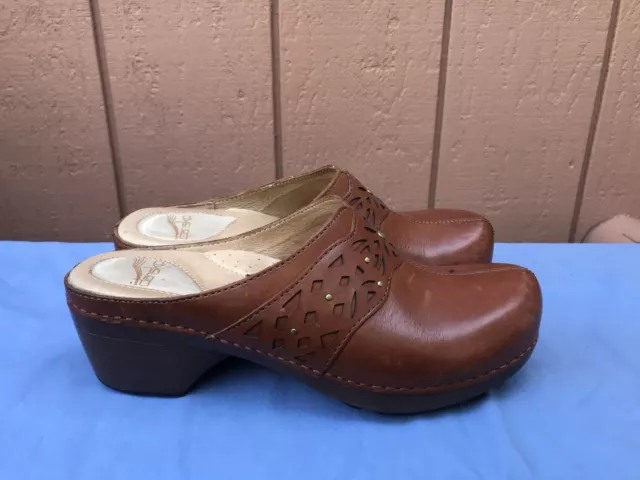 EUC Dankso Womens Clogs 39 US 8.5 - 9 Shyanne Brown Slip On Mule Shoe A5