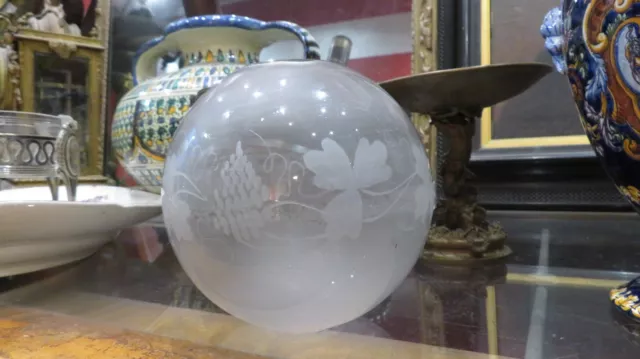 ancien gros globe de lampe a petrole epoque XIXe en verre gravé decor floral