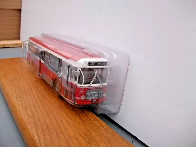 AUTOBUS & AUTOCAR DU MONDE au 1:43 BUS N°105 le SAVIEM SC10U SANS sa revue