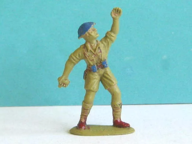 1 x CHARBENS TOYS 1960's. BRITISH 8th ARMY INFANTRY. 1/32 SCALE PLASTIC SOLDIER.