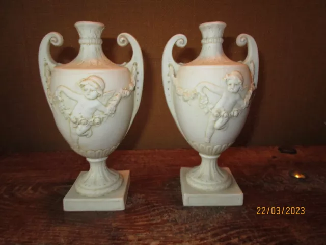 Paire de vases anciens en biscuit / décor guirlandes de fleurs, angelots, putti