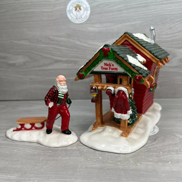 Dept 56 Snow Village Nicks Tree Farm 54871 Building & Santa Pulling Sleigh Dmg